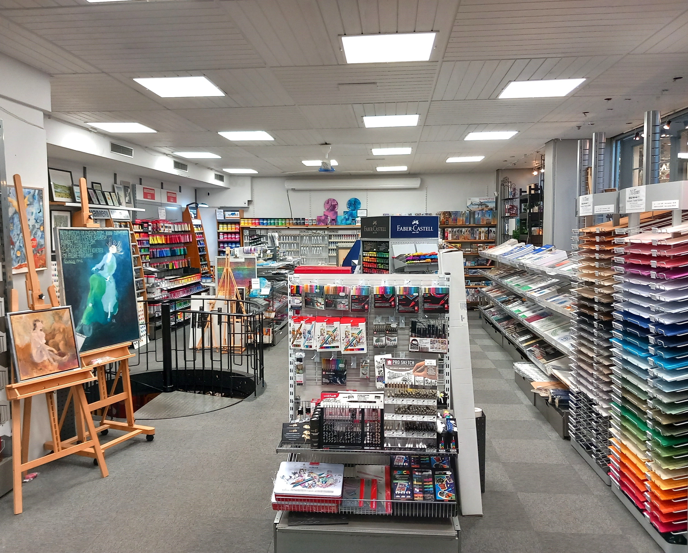 Kunstafdelingen hos Colorama Svendborg med reoler fyldt med kunstnerartikler